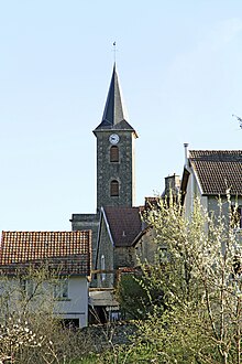 Sur son promontoire, elle est visible de la vallée.