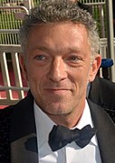 Vincent Cassel jwe kòm Athos.