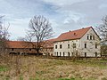 Wohnhaus, winkelförmig angebautes Seitengebäude und Hofpflaster eines ehemaligen Dreiseithofes