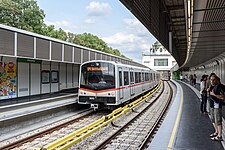 Een metrostel langs de perrons in de stijl van de Architektengruppe U-Bahn.