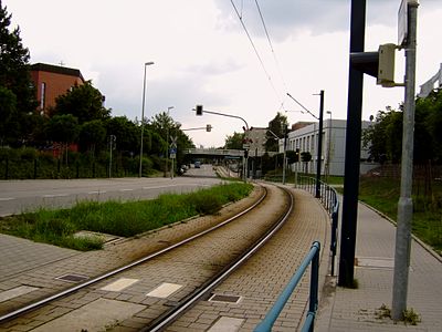 Die Strecke in der Mozartstraße, rechts unter der Brücke die Haltestelle „Wörth Rathaus“