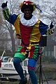 1. Zwarte Piet in een bontgekleurd zwartepietenpak.