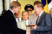 Akhmetov and Leonid Kuchma, the second president of independent Ukraine, 2005 Fedorenko. Rinat Akhmetov i Leonid Kuchma.tiff