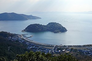 茶臼山城跡より望む坂越浦と生島（中央）