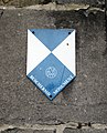 Belfried: Emblem der Haager Konvention von 1954 mit dem Text Beschermd Monument; verwendet, um unter Denkmalschutz stehende Gebäude und andere Bauwerke zu markieren (2011)