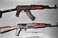 Il fucile d'assalto Kalashnikov (AK-47) nelle due versioni: con calcio in metallo, pieghevole; ed in legno, fisso.