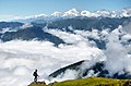 Um montanhista desfrutando da beleza de Langtang.