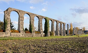 Vestiges de l'aqueduc romain de Luynes (région Centre, France). (définition réelle 4 248 × 2 548)