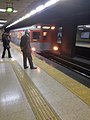 Kereta metro varian H6 kereta api di jalur M1 Metro Ankara.