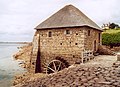 Le Moulin à marée du Birlot sur l'île de Bréhat, construit en 1632, moud de nouveau du blé noir depuis 2000, de juin à septembre avant l'hivernage.