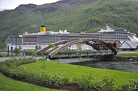 Le pont de Flåm et un bateau de croisière derrière.