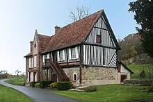 photographie représentant un bâtiment de ferme réhabilitée servant de porterie au monastère de Brucourt