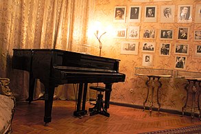 Гостинная комната. Рояль «WEINBACH» принадлежащей Бюль-Бюлю с 1958 года