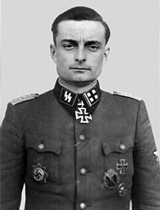 Vysoce vyznamenaný Manfred Schönfelder jako SS-Obersturmbannführer v březnu roku 1944. U jeho krku můžeme vidět rytířský kříž, který dostal za své působení u 5. tankové divize SS "Wiking".