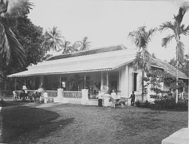 De familie W.C. van Benthem Jutting voor hun huis aan de Kebon Sirih in Weltevreden