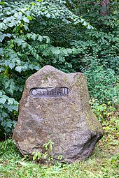 Pierre (probablement d'époque) dans l'ancienne propriété, sur laquelle le nom de Carinhall a été gravé (2019).