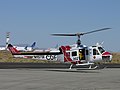 CDF "Super Huey", anteriormente um UH-1H, atribuído à tripulação Bieber Helitack, decola do Aeroporto de Mojave