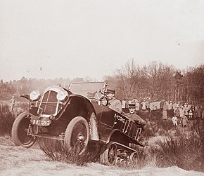 Полу-гусеничар Ситроен-Кегресе на војним маневрима 1924. АМЦ П 16 био је оклопљена верзија овог возила.