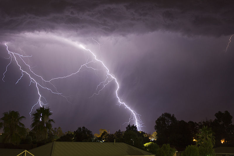 Ficheiro:Cloud to ground lightning strikes south-west of Wagga Wagga.jpg