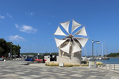 Ветряная мельница на набережной
