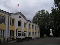 Gebäude der Rajonverwaltung mit Lenin-Denkmal