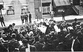 Ernest Bell predicando en la calle durante una "cruzada-anti vicio" (Chicago, 1911).