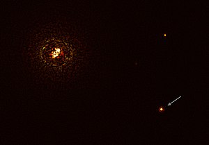 Звезда b Центавра (вверху слева) и экзопланета b Центавра b (внизу справа обозначена стрелкой) снимок VLT/SPHERE[en]