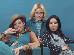 מימין לשמאל: ירדנה ארזי, לאה לופטין ורותי הולצמן. להקת "שוקולד מנטה מסטיק" באירוויזיון 1976.