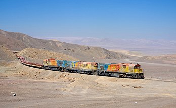 Les locomotives Clyde GL26C no 1452, EMD GR12U no 1412 et Clyde G26C-2 no 2001 des Chemins de fer d'Antofagasta et Bolivie (FCAB), à l'approche du col de la Cumbre, en provenance d'une mine de cuivre. Les locomotives tirent des wagons plats chargés de plaques de cuivre et des wagons-citernes vides, utilisés pour le transport d'acide sulfurique. (définition réelle 4 416 × 2 728)