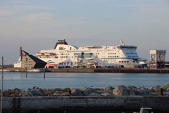 Ferry dans le port de Calais en 2013.jpg