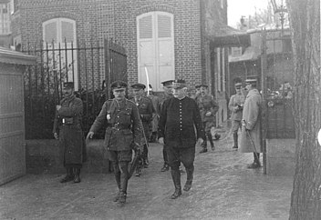 صوره تظهر دوغلاس هيج و جوزيف جوفري أمام مقر القائد الفرنسي في شانتيلي في ديسمبر 1915