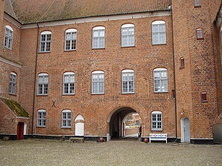 Borggården. På vestfløjen ses tydelige spor efter de gotiske spidsbuede vinduer.