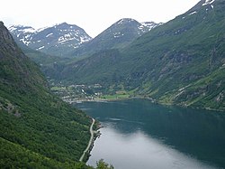 Jellemző norvég táj faluval