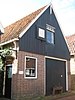 Eenvoudig huis met houten top. Houtskelet