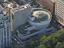 Photographie aérienne montrant le complexe des bâtiments au milieu des gratte-ciel et près de central park (en bas).