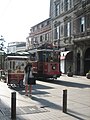 Історичний червоний трамвай перед станцією Бейоглу в Тюнелі (1875) на південному кінці проспекту Істікляль.