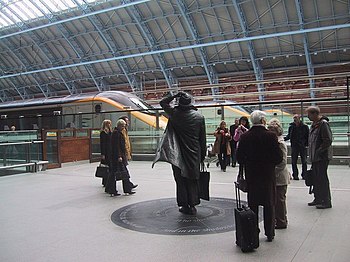 English: John Betjeman and friends at St Pancr...