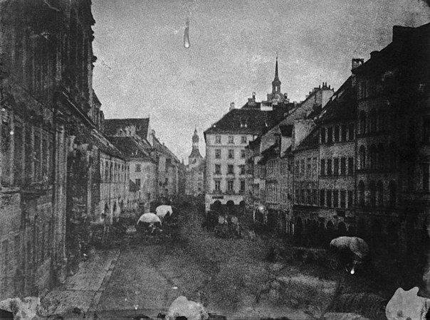 斯泰因海尔（英语：Carl_August_von_Steinheil）和冯·科贝尔（英语：Wolfgang_Franz_von_Kobell）拍摄的慕尼黑的诺伊豪泽尔大街（Neuhauser Straße）的照片，左侧是圣米歇尔教堂（英语：St._Michael%27s_Church,_Munich）。这张照片是1839年7月在氯化银纸上拍摄的。