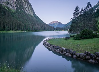 Lo lèc de Montriond dedens lo massis du Chablès (Ôvèrgne-Rôno-Ârpes). (veré dèfenicion 4 520 × 3 297*)