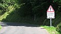 Panneau en place sur une route de montagne accompagné d’un panonceau « Accotements dangereux » et d’un panonceau d’étendue de ce danger sur 6 km