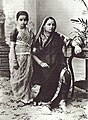 Indira Devi bambina con la madre, Chimnabai II. Indossa un Nauvari, sari tradizionale del Maharashtra