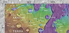 显示了通布图陨击坑位置及附近其他特征的地图。