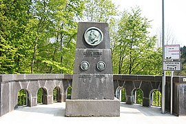 Denkmal für die ersten drei „Vorsteher“ der Talsperre auf der Staumauer