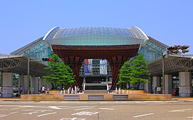 Ворота Цудзуми у восточного входа в здание станции