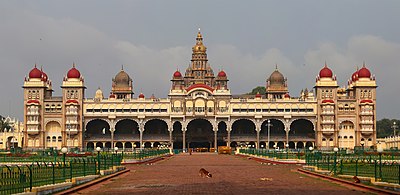 Muka bangunan Istana Mysore pada pagi hari.