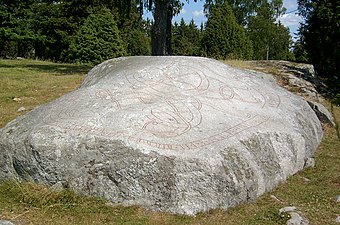 U 337, är till ytan störst i landet och täcker cirka tio kvadratmeter på gråstenshällen. Med sina nästan 200 runor är den näst längsta i Uppland efter U 29.