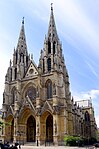 בזיליקת קלוטילדה הקדושה בפריז – מראשוני המבנים הנאו-גותיים בצרפת.