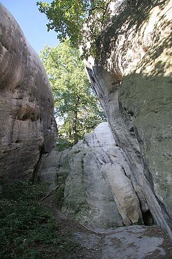 Bílé kameny - průchod mezi skalami