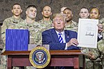 Президент Трамп посетил 10-ю горную дивизию (LI), чтобы подписать NDAA 004.jpg