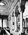 Wnętrze kościoła Świętego Michała, widok z nawy bocznej na typowo romański dolnosaksoński naprzemienny układ filarów i kolumn: jeden filar co dwie kolumny